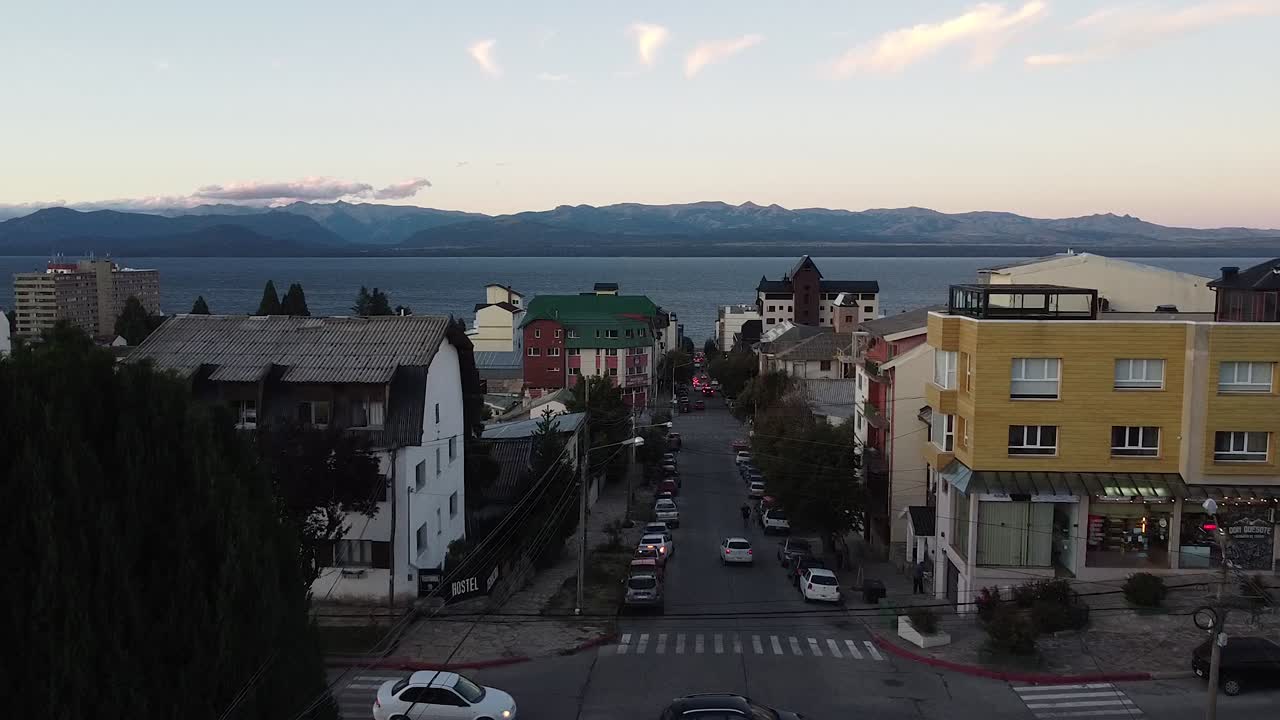 vista aérea de la calle con autos que pasan y zona residencial en patagonia, sudamérica