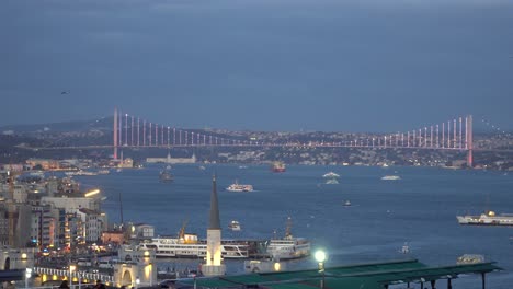 Paisaje-Crepuscular-De-La-Ciudad-De-Estambul-Con-El-Puente-Del-Bósforo-Y-Los-Barcos