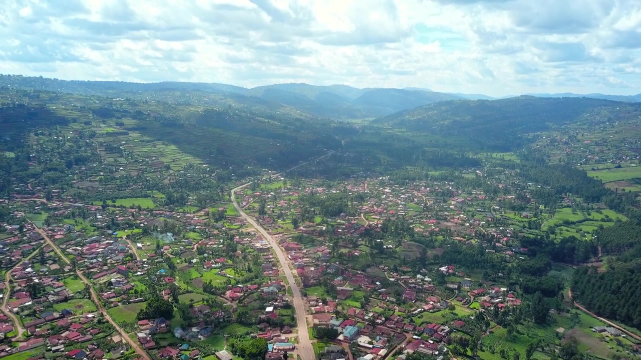 Flyver over Kabale by med panoramaudsigt over bjergkæde i Uganda. - luftfoto