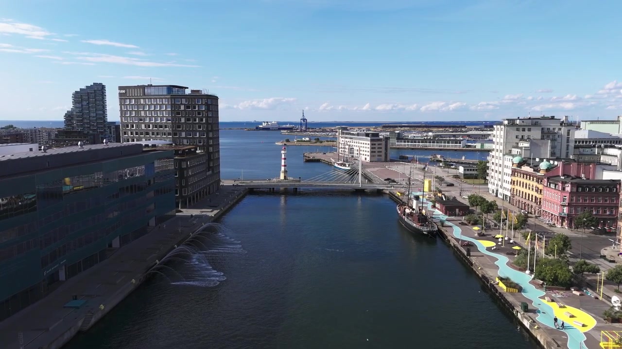 Volo su Malmö verso il mare, vista di barche, ponte, edifici e altro