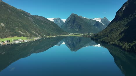 Ein-Flug-über-Den-Schmalen-Fjaerland-Fjord,-Umgeben-Von-Waldbedeckten-Bergen