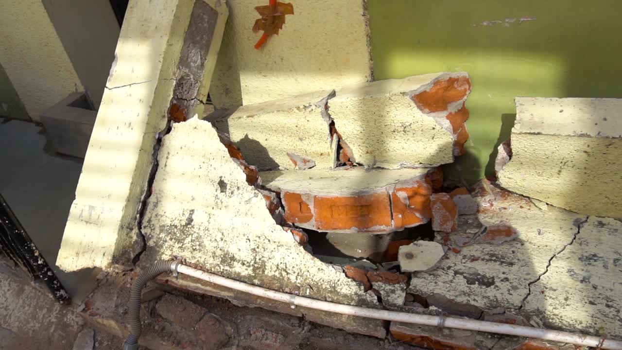 심하게 부서진 집의 벽