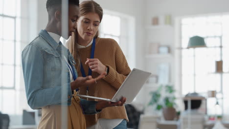 Mujeres-De-Negocios-Jóvenes-Que-Usan-Una-Computadora-Portátil-Discutiendo-Ideas-Para-Compartir-Datos-En-El-Lugar-De-Trabajo-De-Oficina