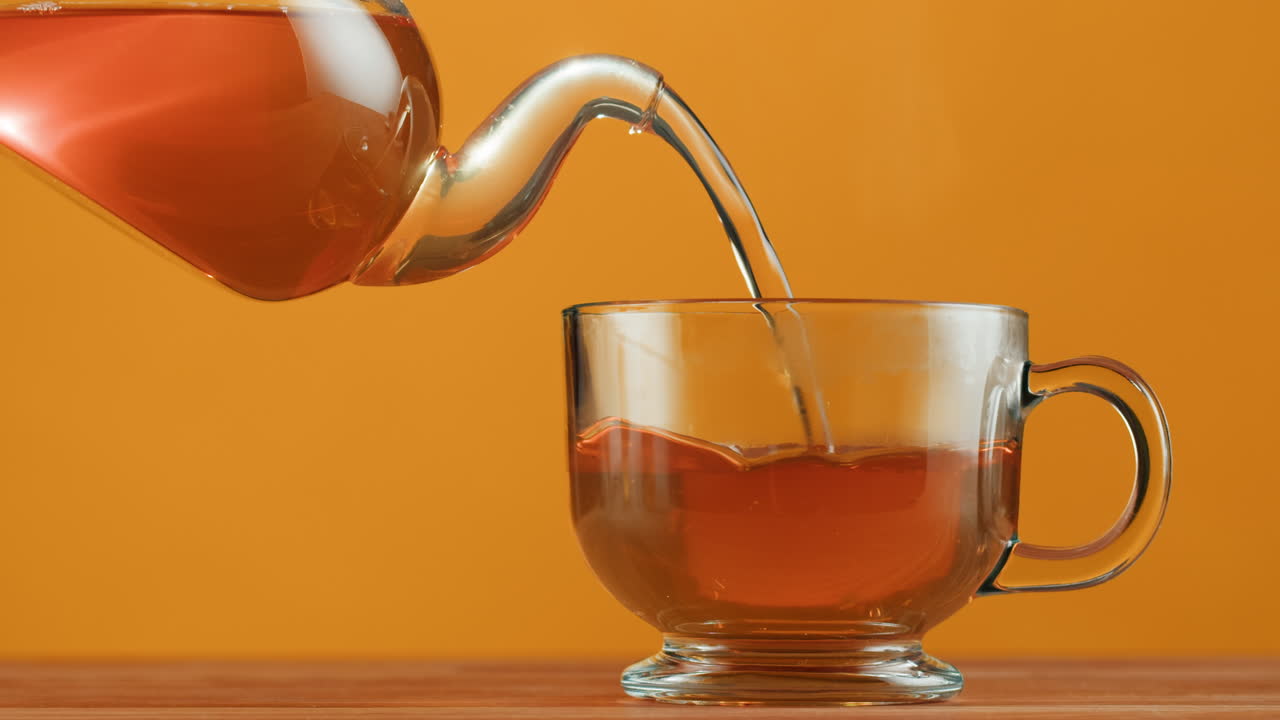 유리 컵 에 차 를 부는 것