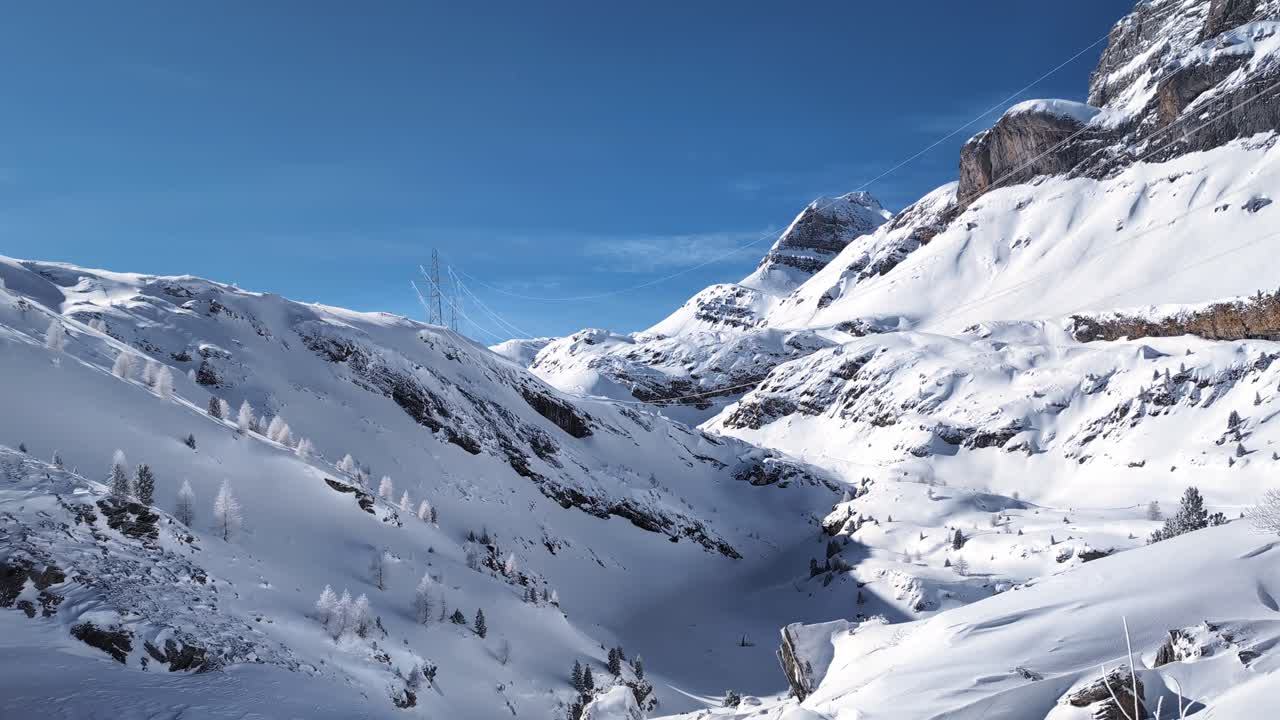 Passo di montagna coperto di neve, Passo del Gemmi nelle Alpi svizzere