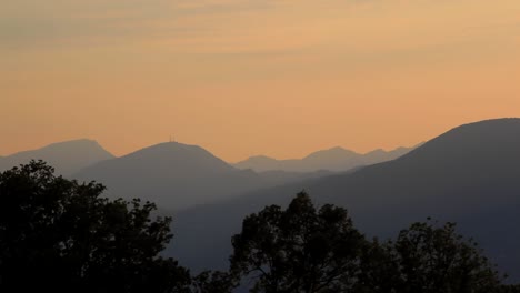 夕陽在加達湖的山脈後面