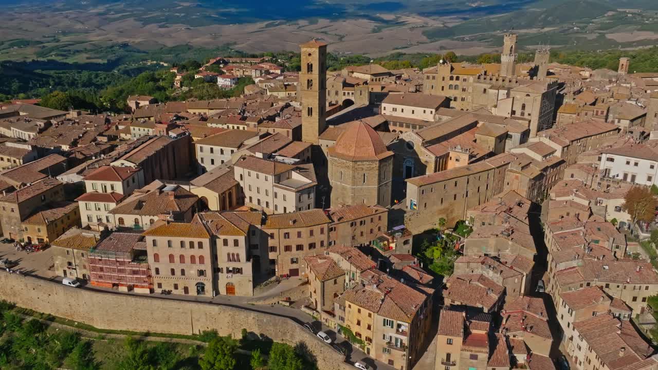 imagen aérea alrededor de la ciudad amurallada de volterra, provincia de pisa, italia