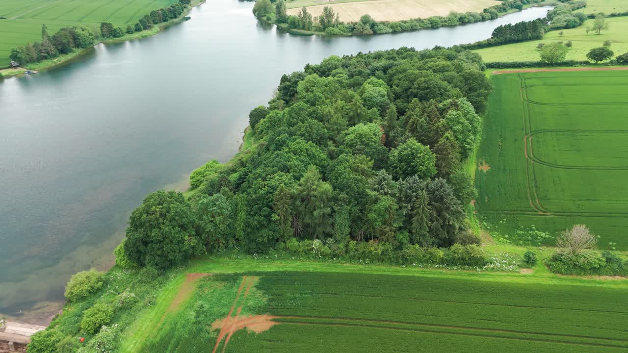 Letecký pohyblivý záběr nádrže Cransley za denního světla v Northamptonshire, Spojené království.