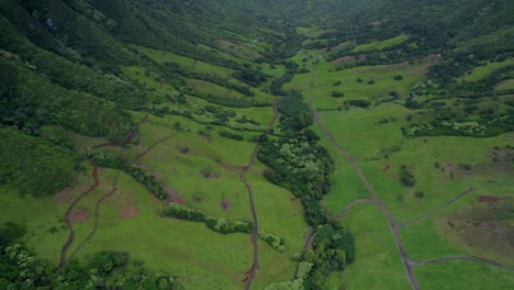 antena 4k del valle de kualoa en oahu, hawaii, estados unidos