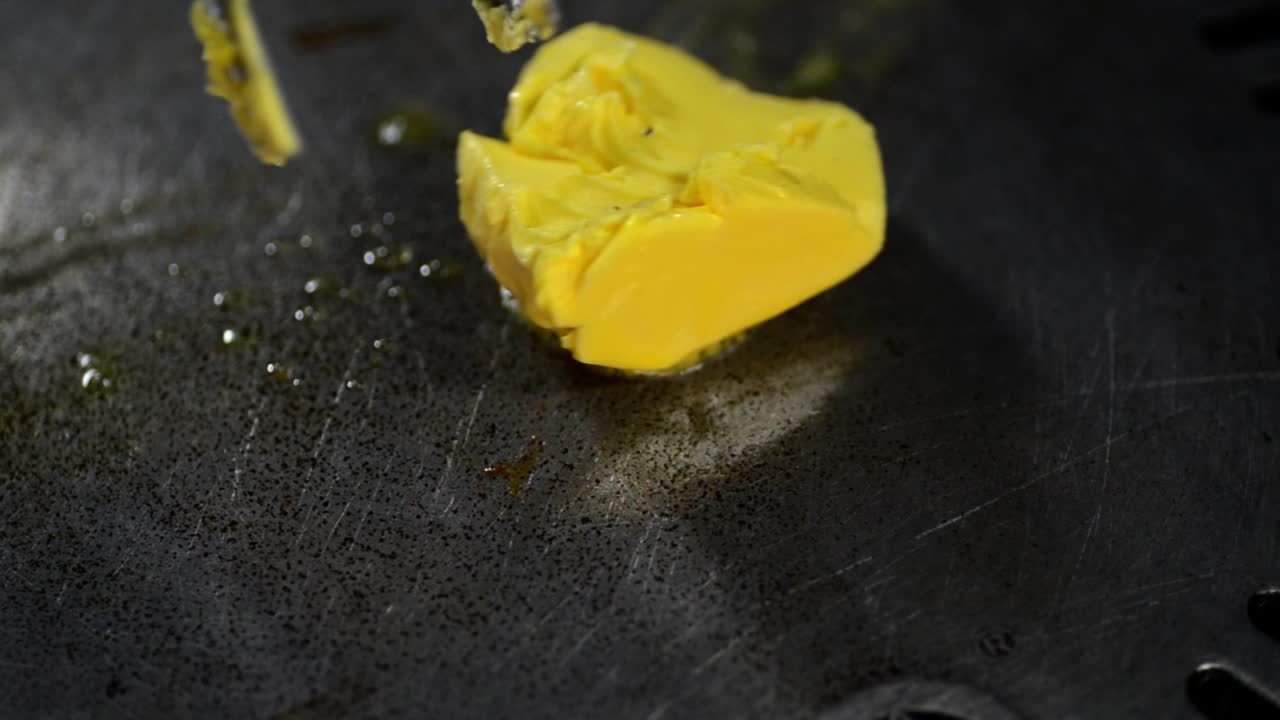 mantequilla derritiéndose y burbujeando en caliente barbacoa khmer camboyana, primer plano