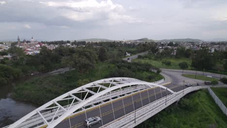 volando sobre un puente de un río en la ciudad
