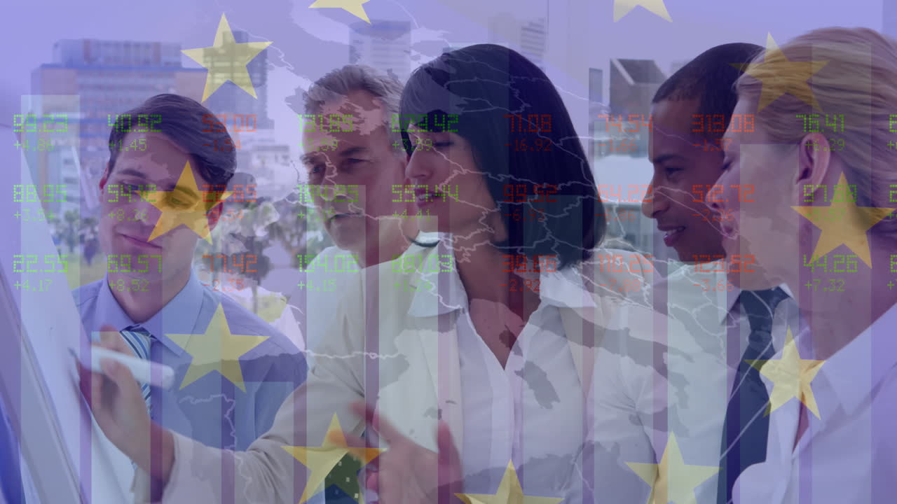 주식 시장 데이터 처리는 사무실에서 화이트 보드에 쓰는 사업가들에 대항합니다.