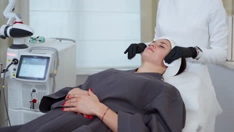 mujer sometida a un tratamiento facial con láser