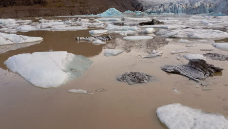 Vista-Aérea-De-La-Laguna-Glaciar-Svinafellsjokull-En-Islandia