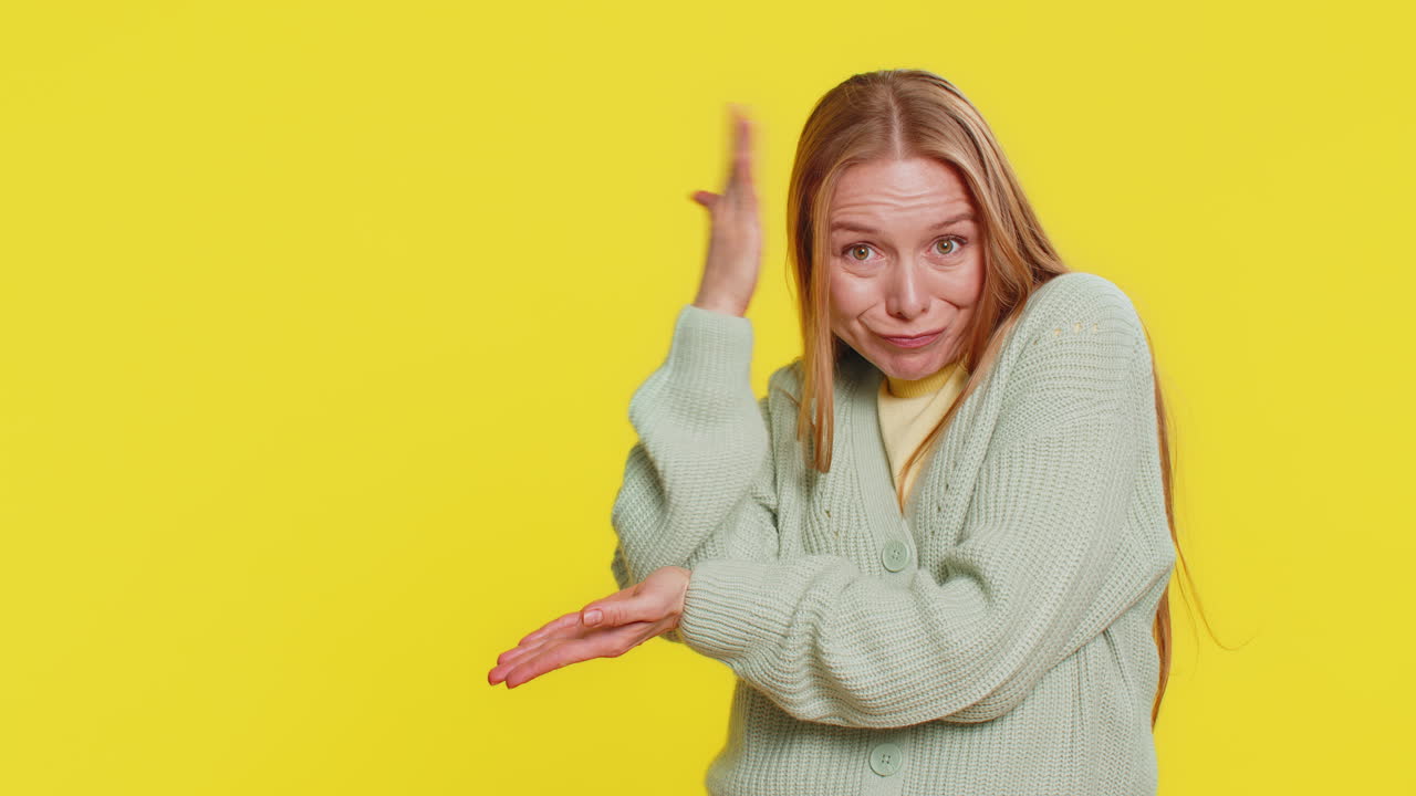 여성이 손을 들고 왜 왜 실패의 이유를 묻습니다. 불신을 보여주는 문제로 인한 짜증