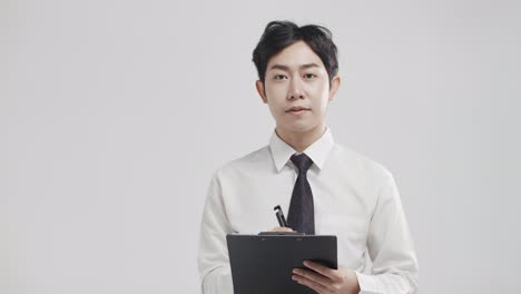 아시아 사업가는 동기 부여 가상 온라인 화상 회의에서 듣고 메모합니다.