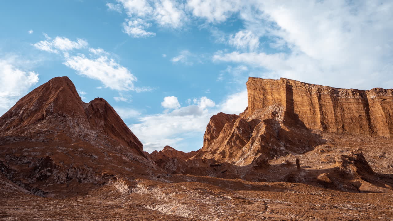 Valle De La Luna, deserto di Atacama, Cile. Time lapse di nuvole sopra colline rocciose e paesaggio arido