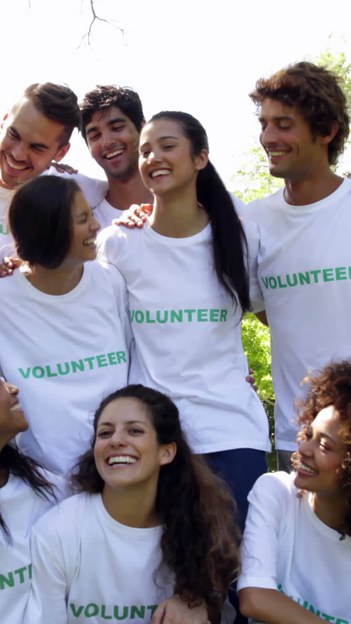 grupo de voluntarios sonriendo a la cámara