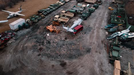 Museo-Militar-Lleno-De-Armas-Raras-Y-Antiguas-De-Destrucción-Masiva