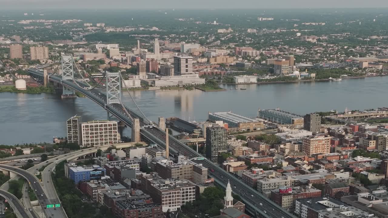 Yoğun bir nehir kıyısını ve köprüyü gösteren Philadelphia'nın havadan görünümü