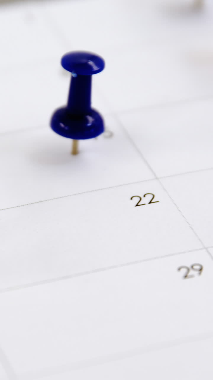 primer plano del alfiler de empuje azul, rojo y amarillo