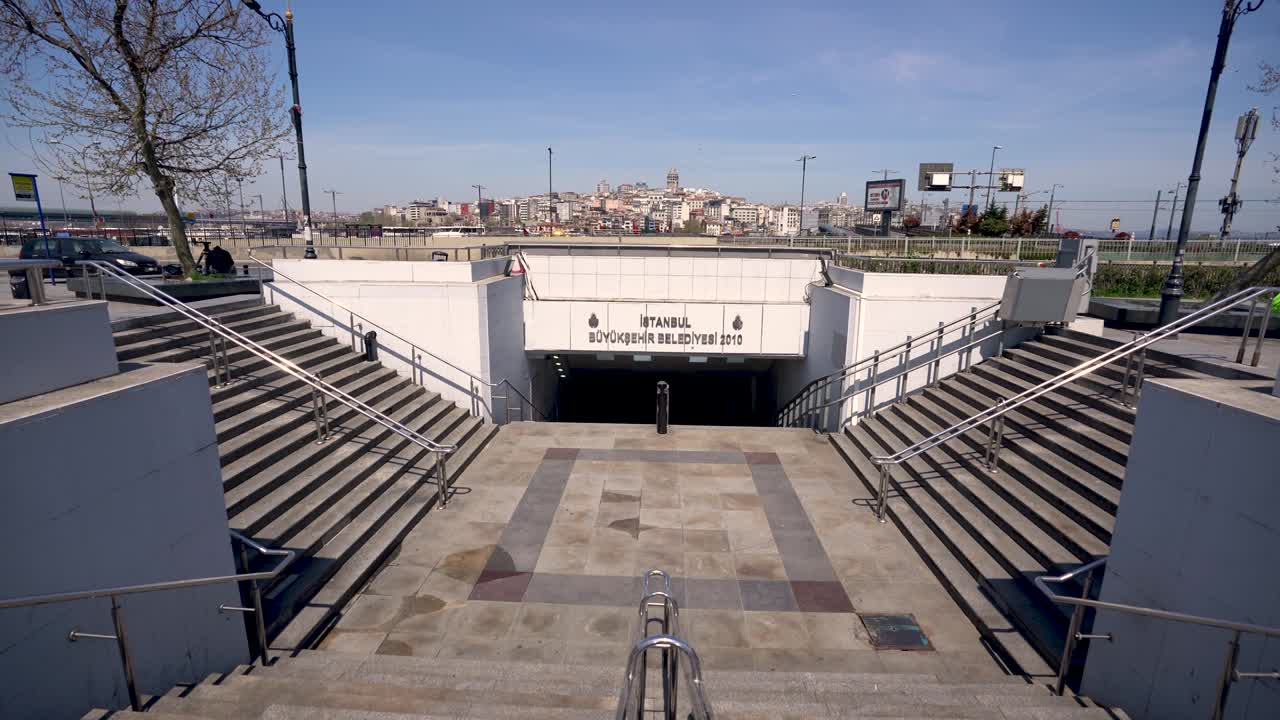 코로나19 팬데으로 인해 통행금지된 이스탄불의 에미노누 광장.