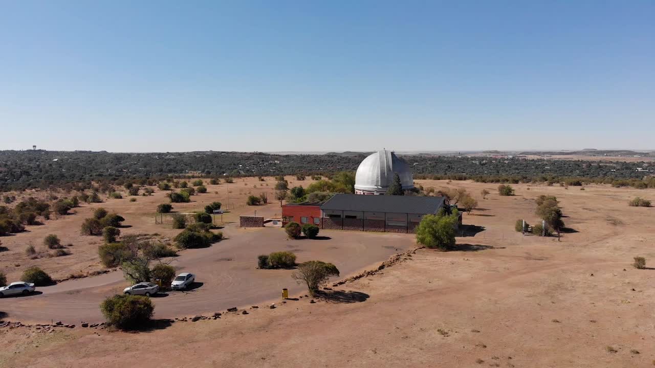 화창한 날 자연 보호 구역에 있는 전망대의 드론 드롭다운 샷
