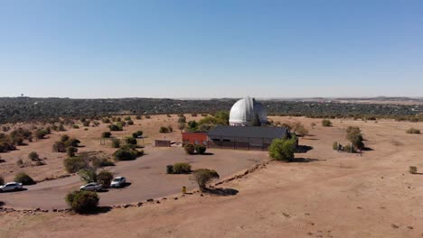 toma desplegable de un observatorio en una reserva natural en un día soleado