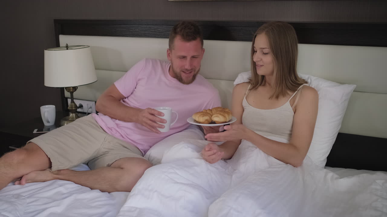 Una coppia che fa colazione a letto