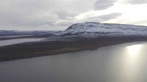 vista aérea de las montañas cubiertas de nieve en isafjordur en islandia