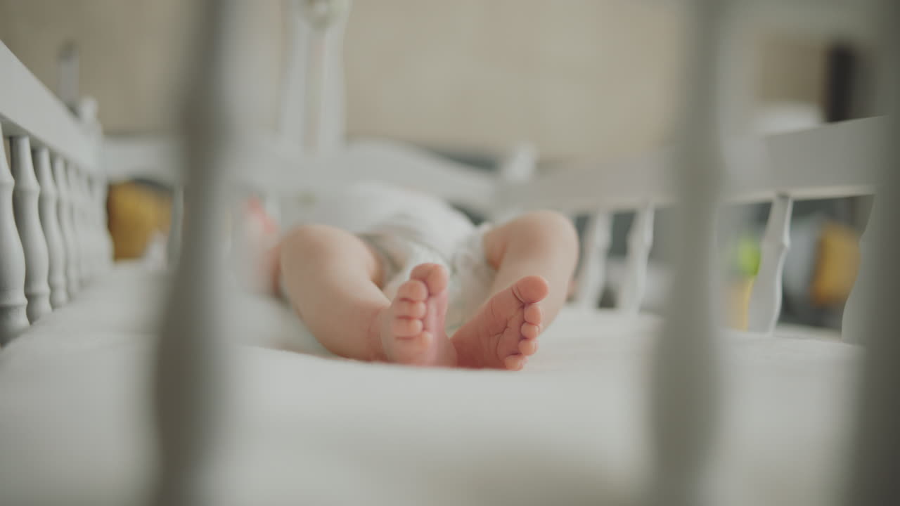 Piedini di un neonato nella culla