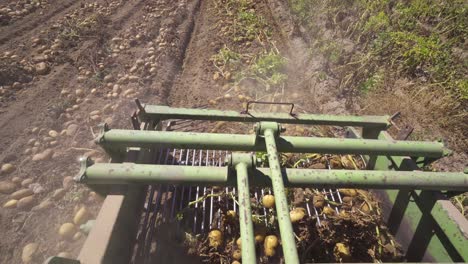 la cosechadora de patatas en el campo de patatas.