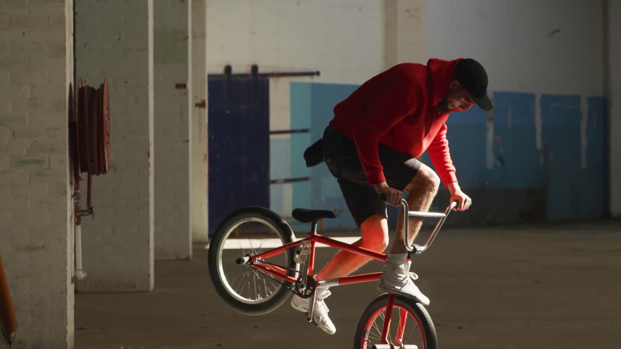 BMX-owiec w pustej hali
