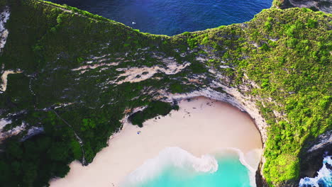 Tropical-Kelingking-beach-with-blue-sea-and-steep-cliff,-Nusa-Penida