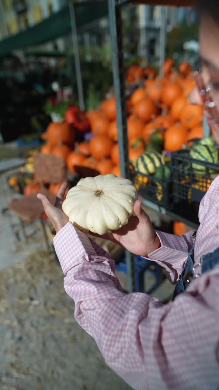 가을 농부 시장 에서  호박 을 들고 있는 사람
