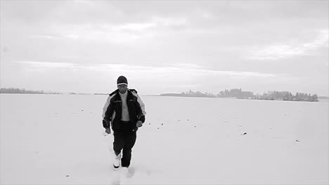 caminando por la nieve en un día de invierno con la gente stock footage stock video