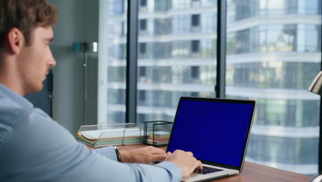 Hombre-Director-Ejecutivo-Mirando-Primer-Plano-De-Computadora-Portátil-Con-Pantalla-Azul.-Computadora-De-Maqueta-De-Trabajo-Ejecutivo