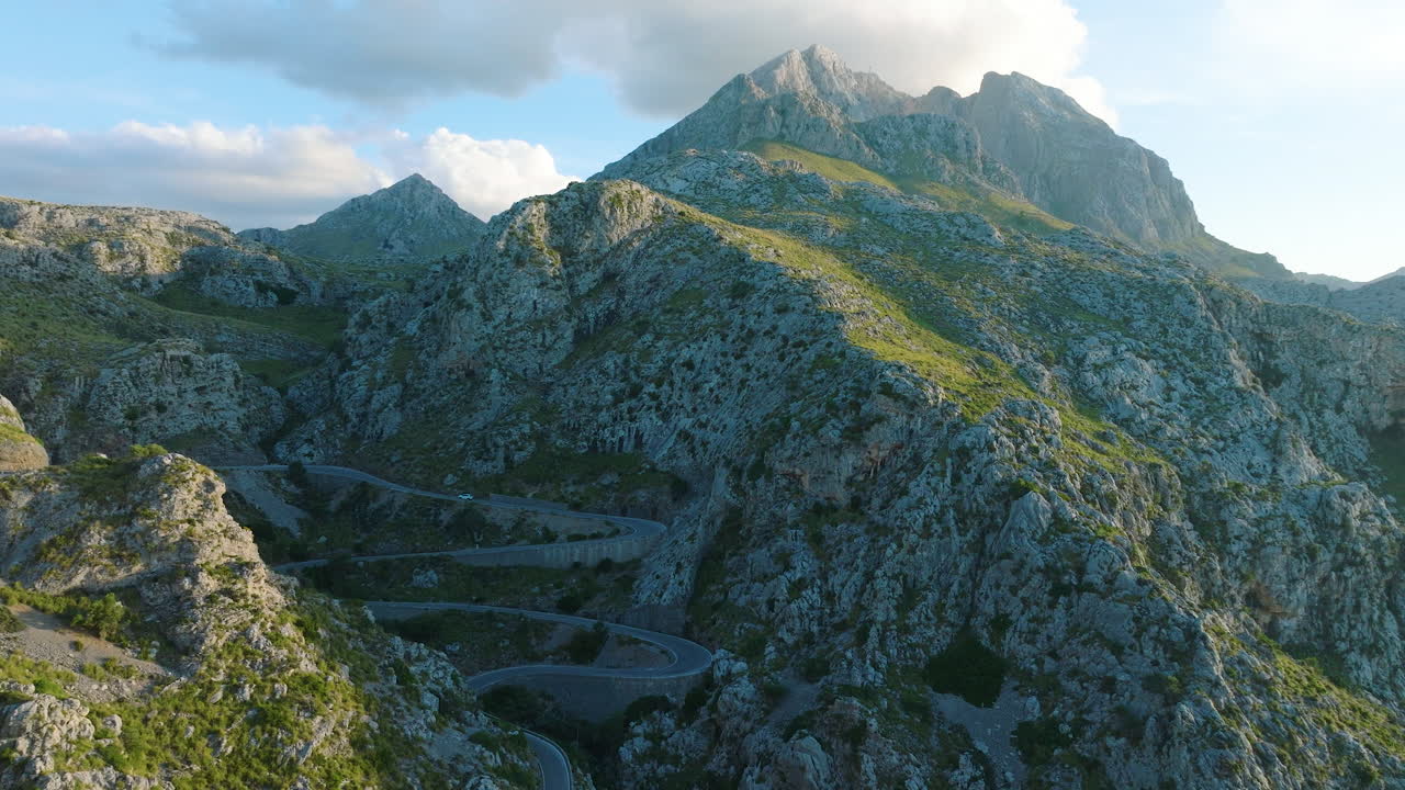 camino serpenteante de montaña