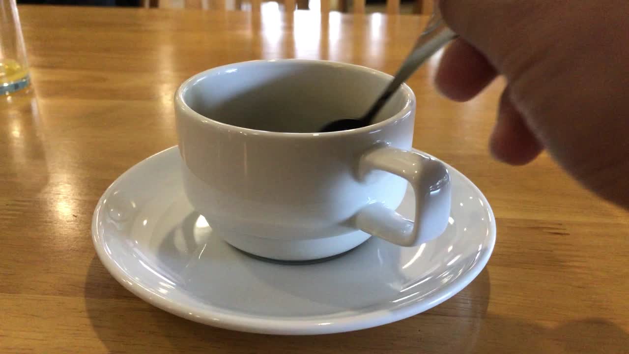 la mano sosteniendo la taza de café por la mañana