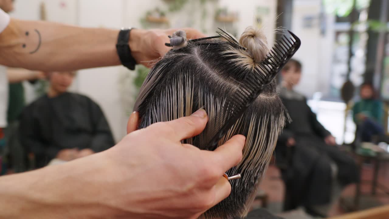 미용실에서 헤어스타일