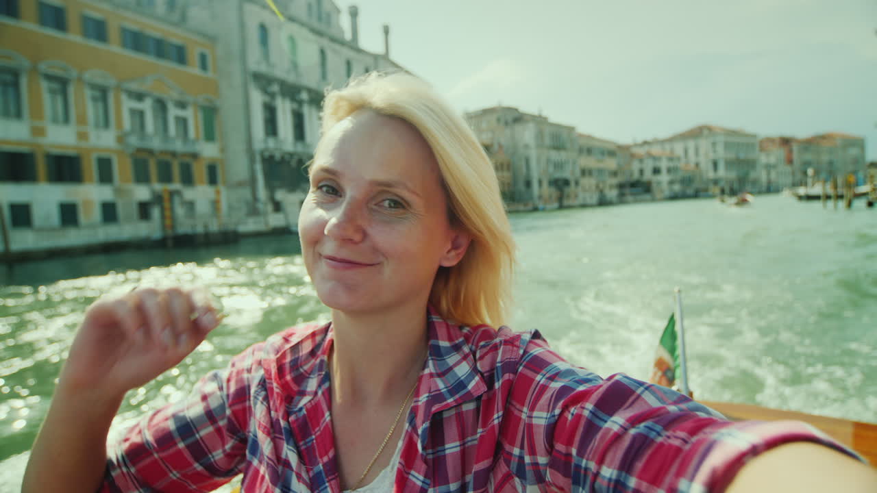 베니스에서 셀카를 찍는 pov 여성