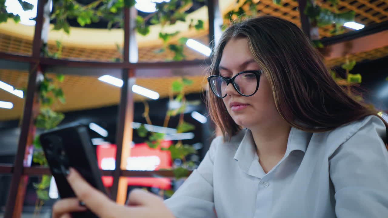 freelancer sentado charlando con un asociado en un sentado de madera decorativo, efecto de llamarada de luz, fondo de restaurante vibrante en un bullicioso centro comercial, transmitiendo una atmósfera de reunión de negocios casual