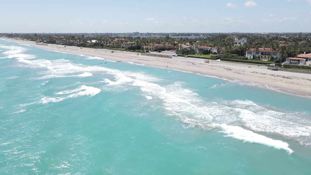 Vita costiera ultra-esclusiva a West Palm Beach, Florida.
