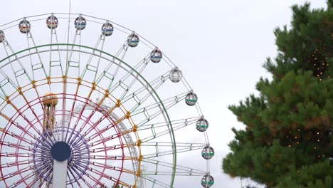 la rueda gigante es grande en el parque, fondo blanco, aislado.