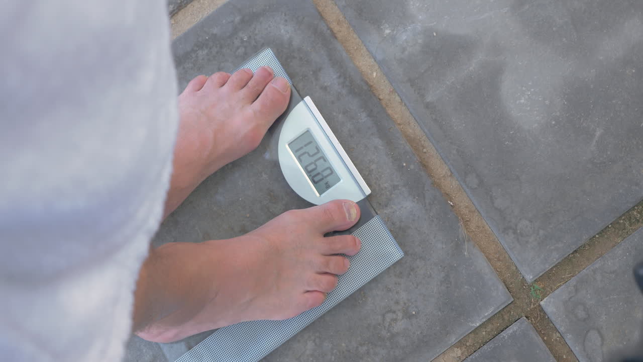 욕실 어리 에서 몸무게 를 측정 하는 사람