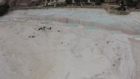 Drone-Volando-Lejos-De-La-Piscina-Termal-Blanca-De-Pammukale-Terraza-De-Aguas-Termales-Naturales-Turquía