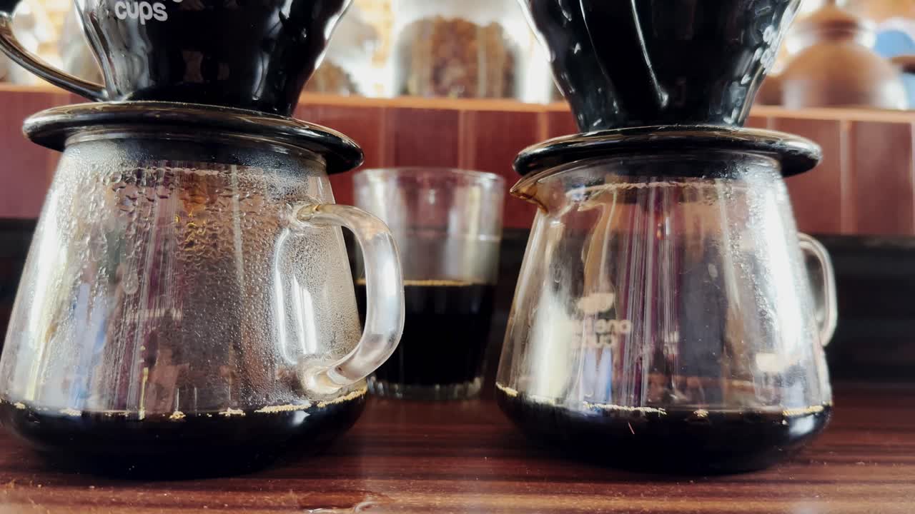 preparar café por goteo en una taza de vidrio