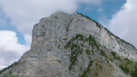 Circular-shot-summit-of-rock's-moutain-with-misty-clouds,-Mount-Granier