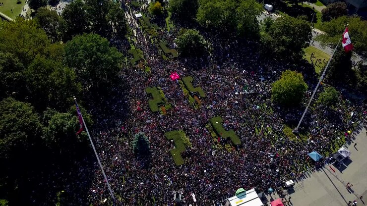 Vista aerea di una grande protesta a Toronto