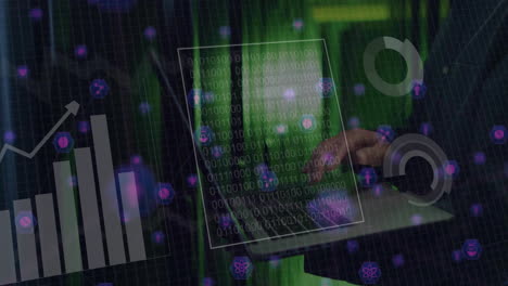 código binario y animación de análisis de datos sobre persona que utiliza una computadora portátil